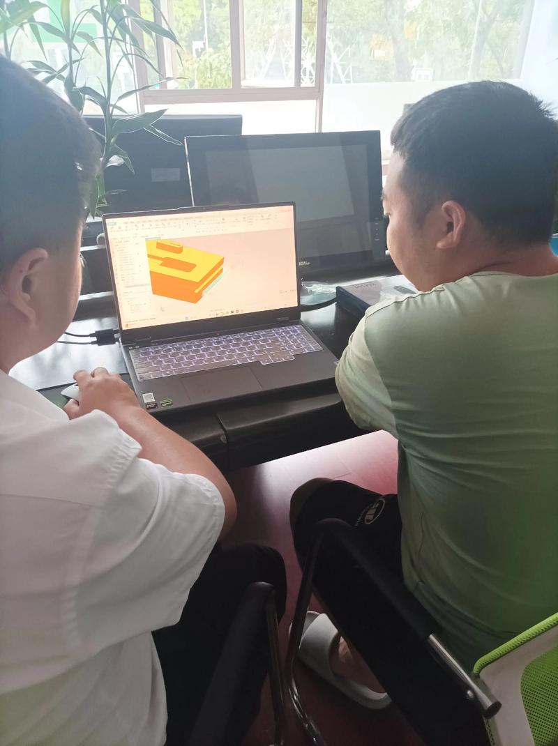 東莞市塘廈華清電腦培訓(xùn)學(xué)校是一家集計(jì)算機(jī)技術(shù)
